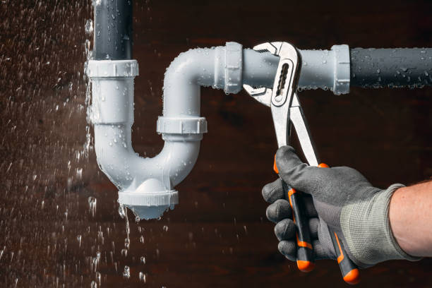 Professional Plumbing technician working in Damon, TX